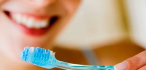 Tẩy da chết môi bằng bàn chải đánh răng