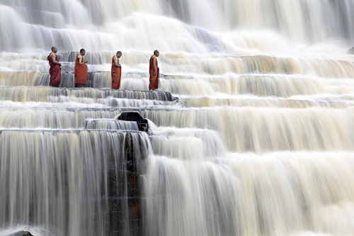 Các nhà sư thiền tại Pongour Falls - hình nền máy tình đẹp