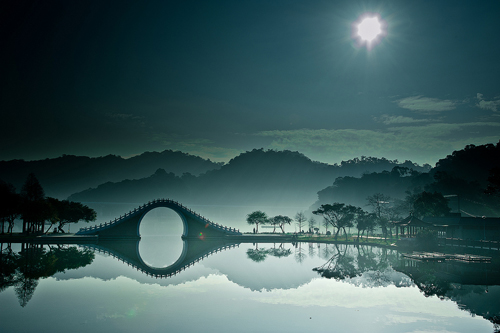 Cầu mặt trăng tại Đài Bắc - hình nền máy tình đẹp