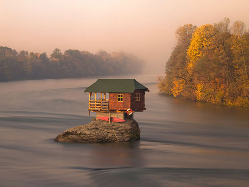 Ngôi nhà nhỏ giữa dòng sông. - hình nền máy tình đẹp